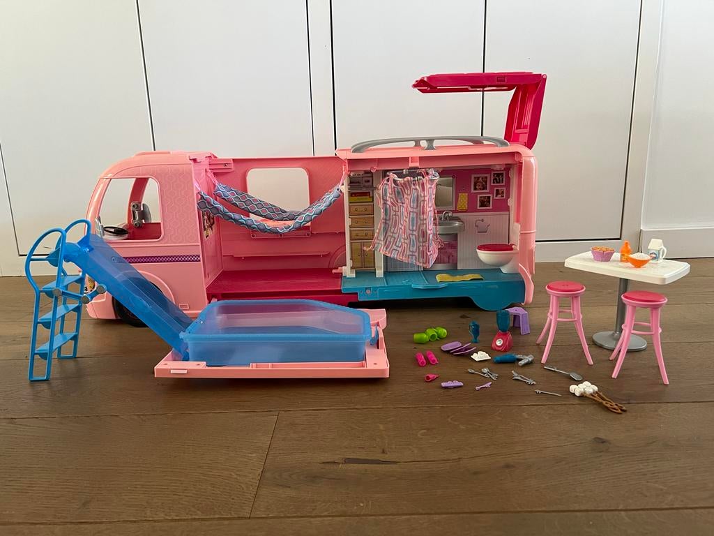 Barbie Camper met Zwembad en Accessoires, Ophalen of Verzenden, Zo goed als nieuw, Meisje
