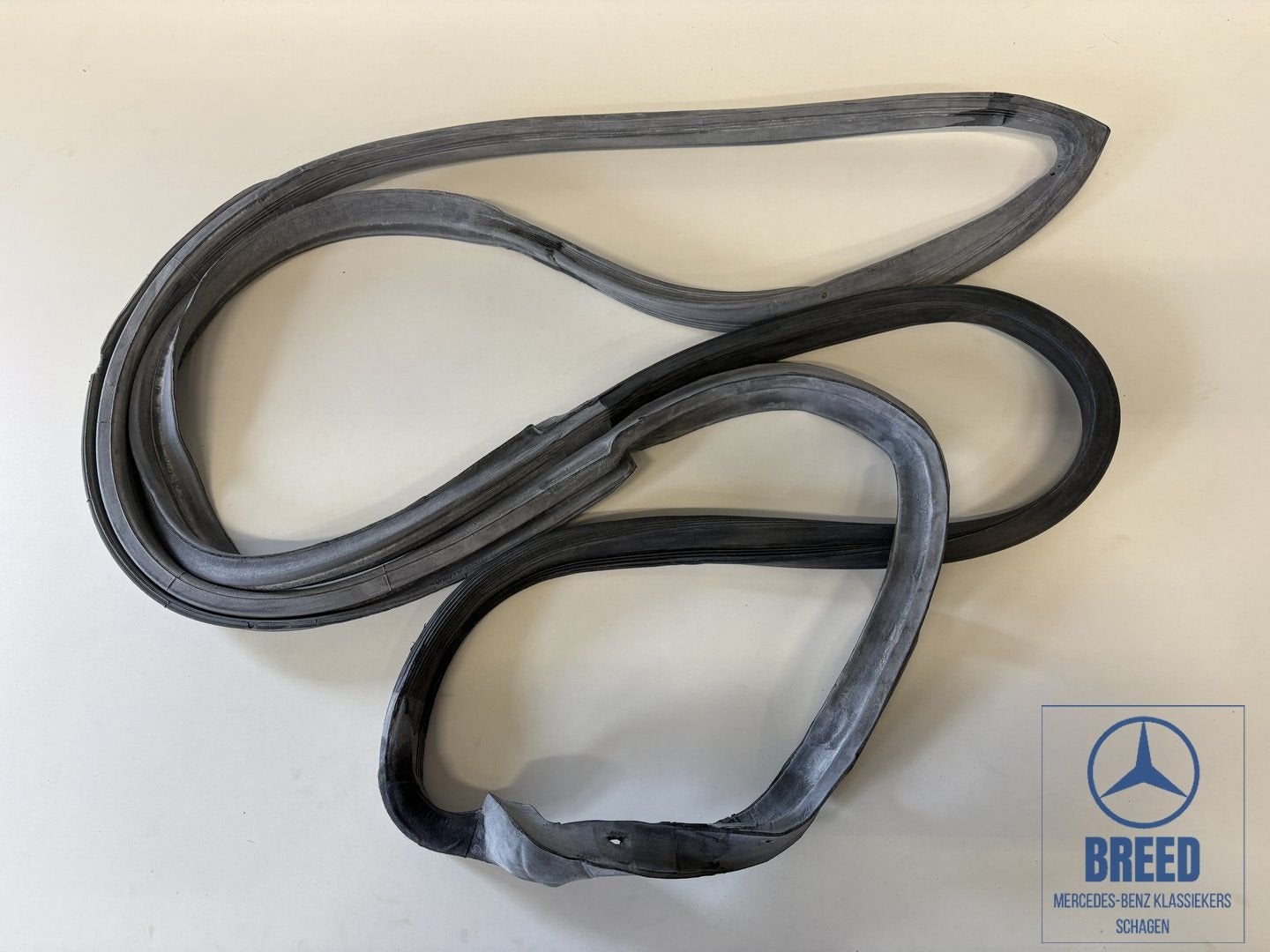 Nieuw: Deurrubber linksvoor voor Mercedes-Benz W123 S123 ori, -, Nieuw, Ophalen of Verzenden, -