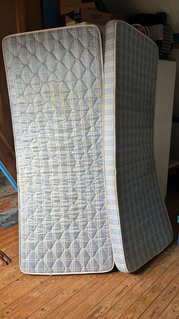 Gratis - 2 schuim matrassen, Ophalen, Gebruikt, 90 cm, Eenpersoons
