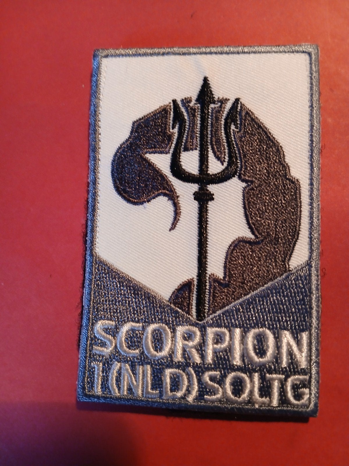 Embleem SCORPION 1 (NLD) SOLTG, Ophalen of Verzenden, Landmacht, Nederland, Embleem of Badge