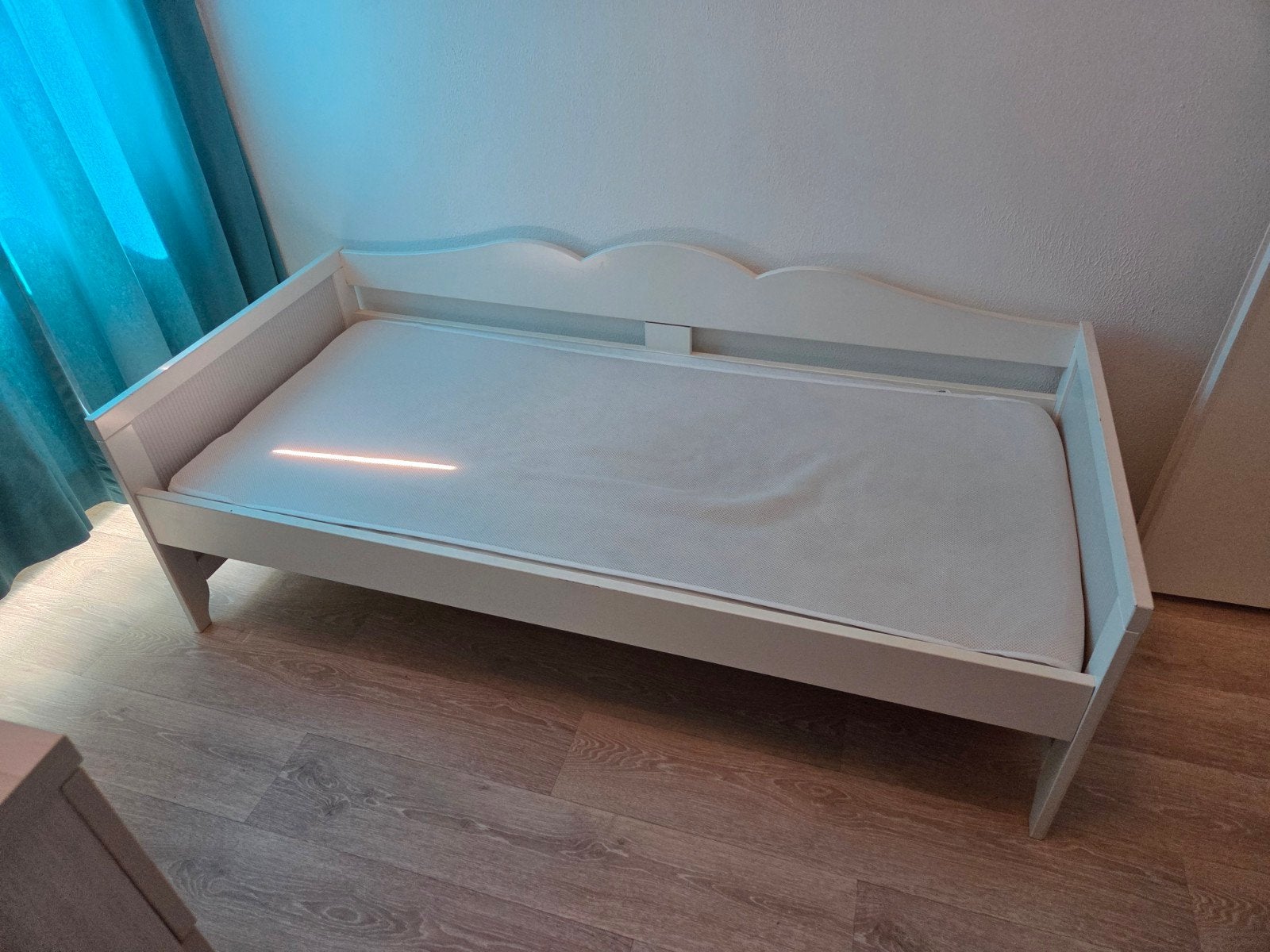Wit IKEA peuterbed "Hensvik"  met matras, Huis en Inrichting, Slaapkamer | Bedden, Ophalen, Gebruikt, 190 cm of minder, Hout