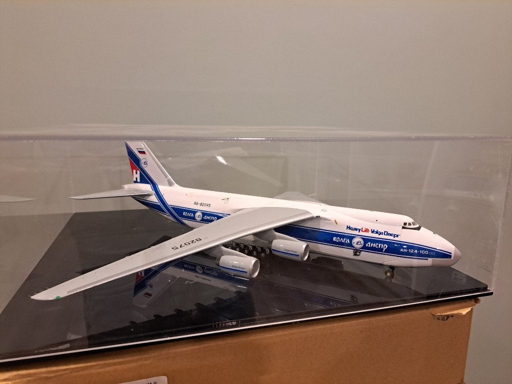 1:150 Antonov AN-124 in display case, Verzamelen, Ophalen of Verzenden, Zo goed als nieuw, Schaalmodel