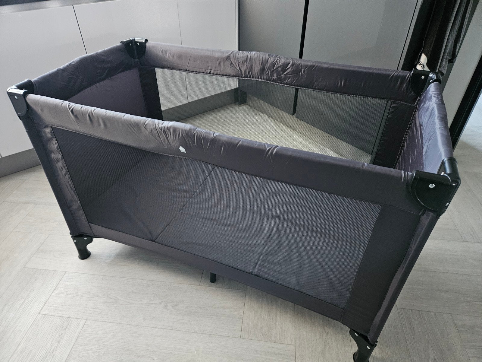 Basicline Hurley Campingbedje met matras, Ophalen, Zo goed als nieuw, Reisbedje