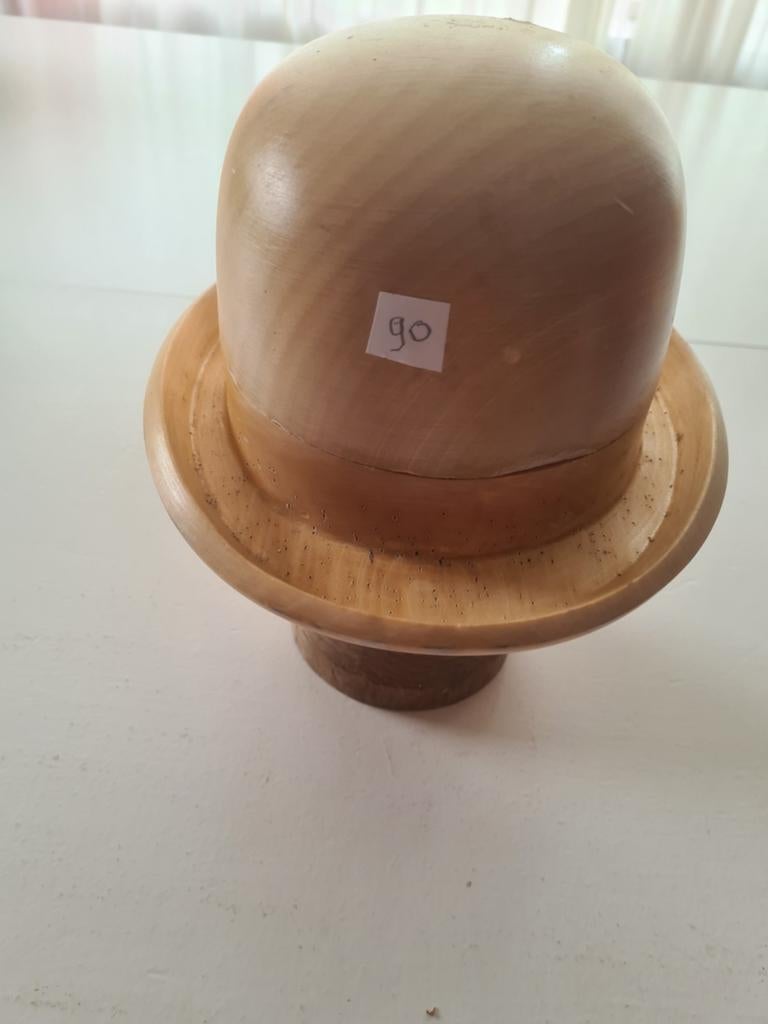 Hoedenmal van hout uit Venetië, Ophalen