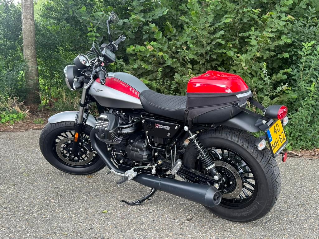 Moto Guzzi V9 Bobber slechts 2850 km nieuwstaat, Motoren, Motoren | Moto Guzzi, 2 cilinders, Particulier, Meer dan 35 kW, Handgeschakeld