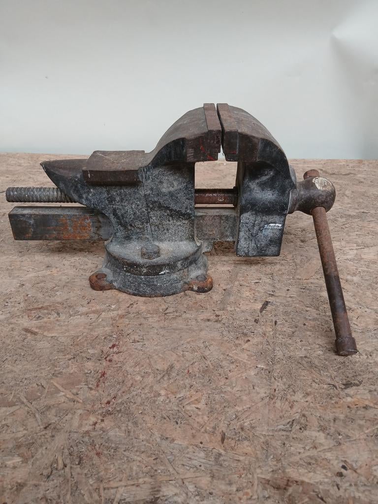 Robuuste bankschroef 14 cm uitdraaibaar, Antiek en Kunst, Antiek | Gereedschap en Instrumenten, Ophalen