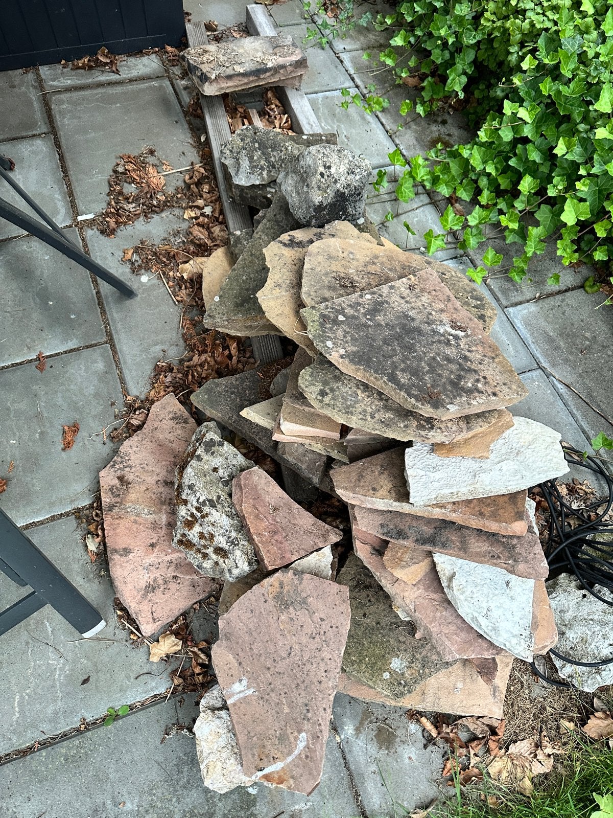 Gratis: diverse rotsen en keien, natuursteen, stapstenen, Tuin en Terras, Tegels en Klinkers, Ophalen, Gebruikt, Overige materialen