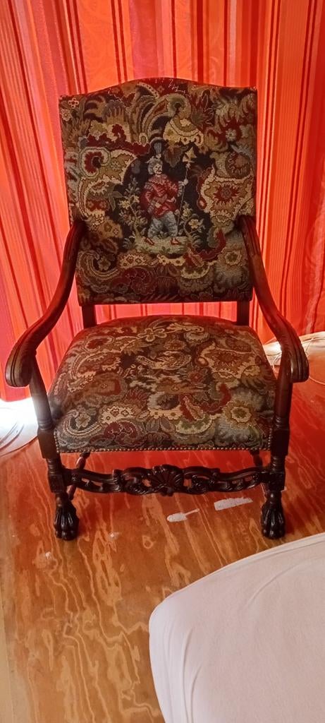 Antieke fauteuil met rijk bewerkt hout en stof, Ophalen