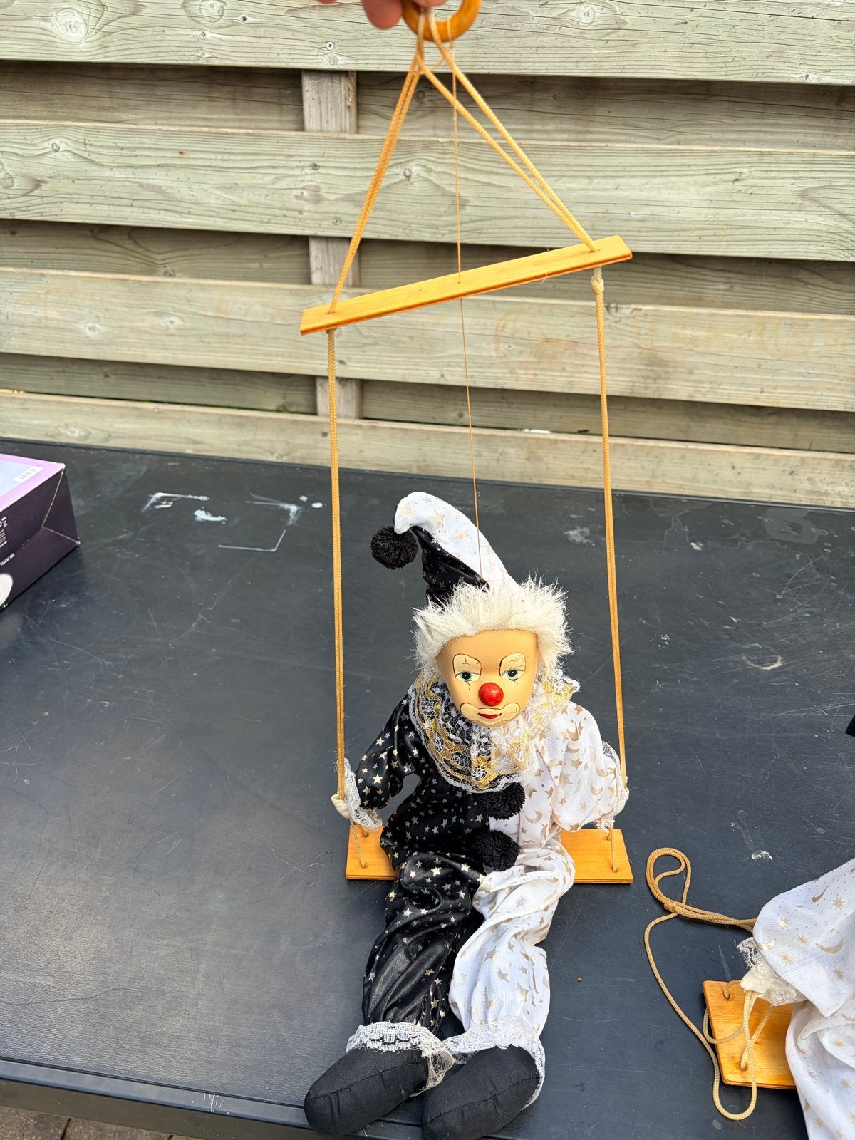 Decoratieve Clown/Marionet op Houten Schommel - Zwart-Wit, Verzamelen, Ophalen, Gebruikt