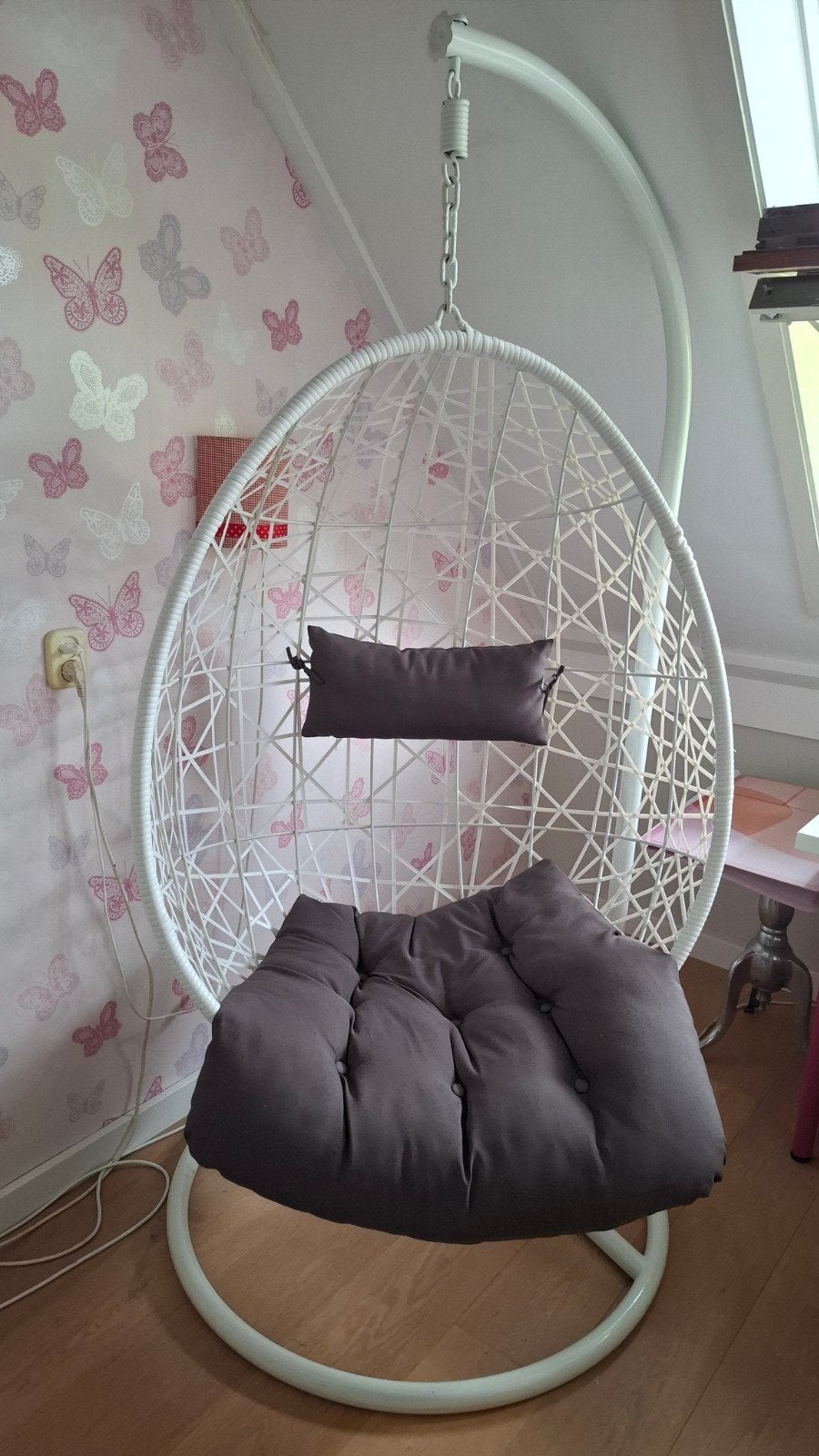 Witte hangstoel met standaard en donkergrijs kussen, Ophalen, Modern, Comfortabel, Wit, Zo goed als nieuw