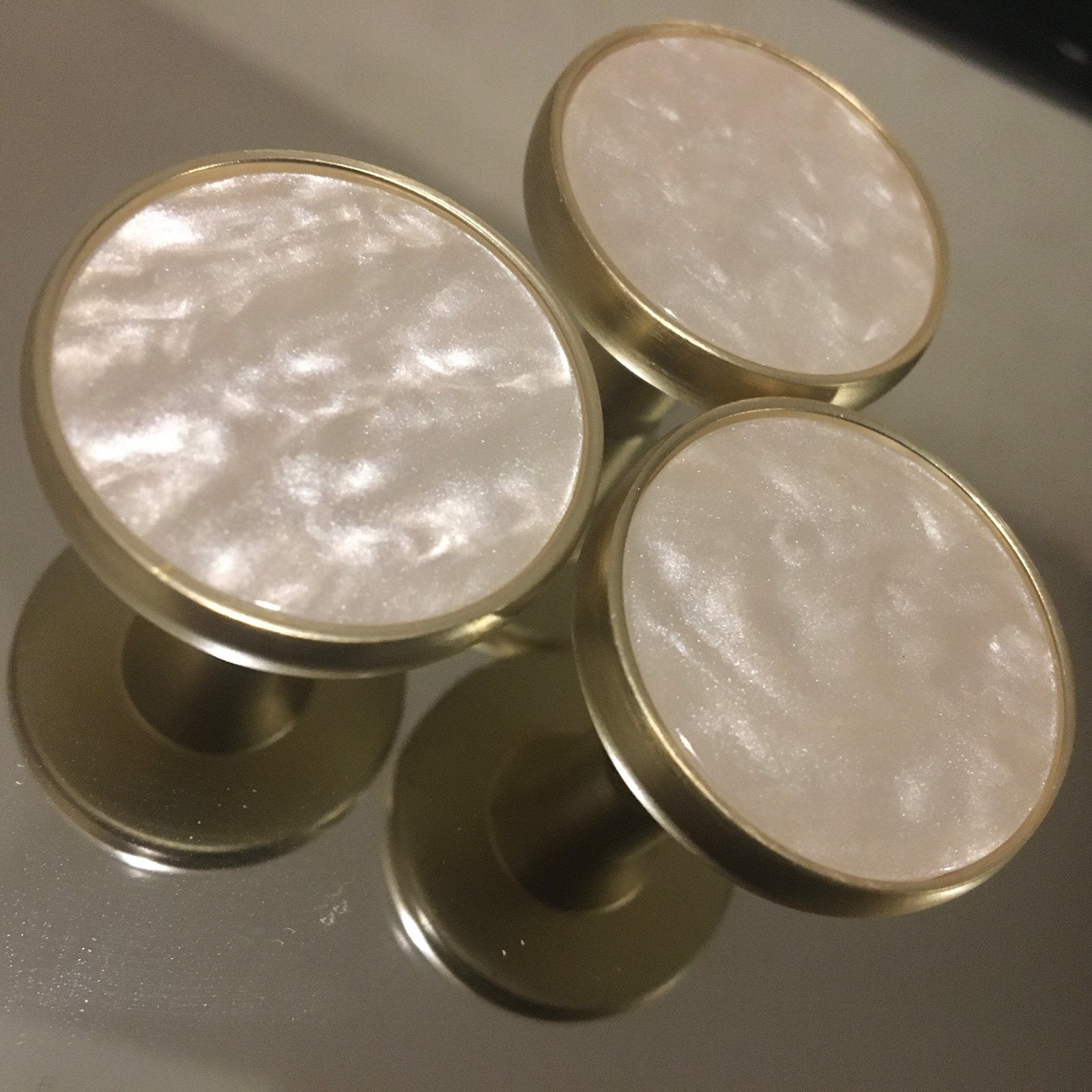 Creme/Wit Parelmoer kastknop/wandhaak - Epoxy in Gouden Case, Almere, JoyClusive, Nieuw, Ophalen of Verzenden