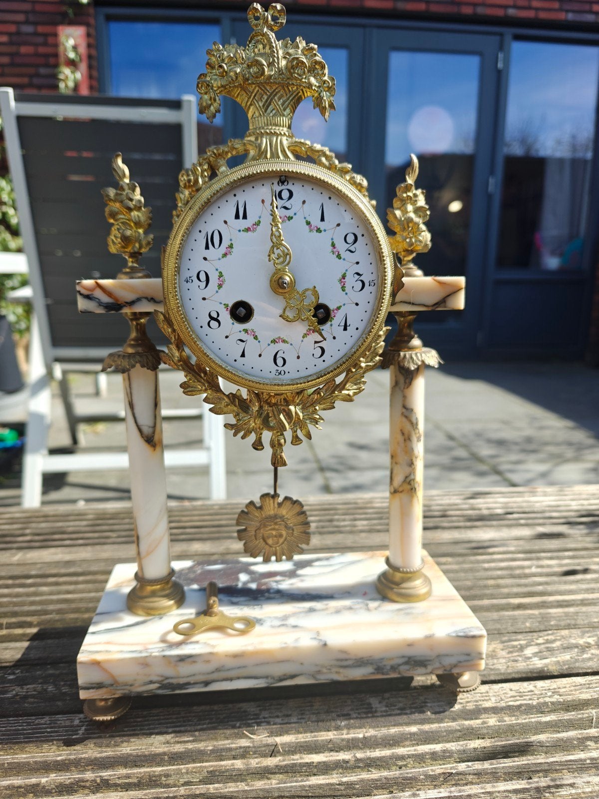 Antieke marmeren pendule met bronzen ornamenten, Ophalen of Verzenden