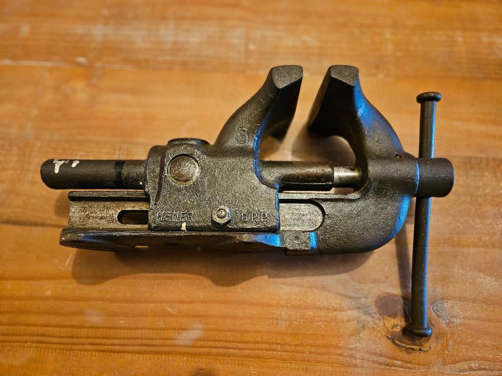 Heuer DRP 4 Bankschroef - VINTAGE, Doe-het-zelf en Verbouw, Werkbanken, Ophalen of Verzenden, Gebruikt, Minder dan 70 cm, Bankschroef