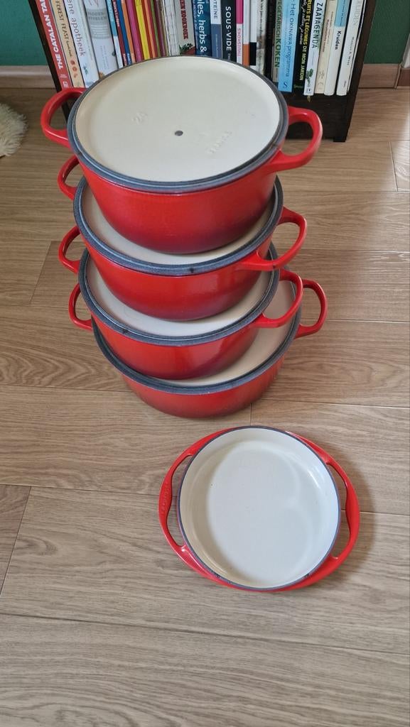 TE KOOP: Complete Set Rode Le Creuset Gietijzeren Pannen, Gebruikt, Gietijzer, Ophalen of Verzenden, Keramische plaat