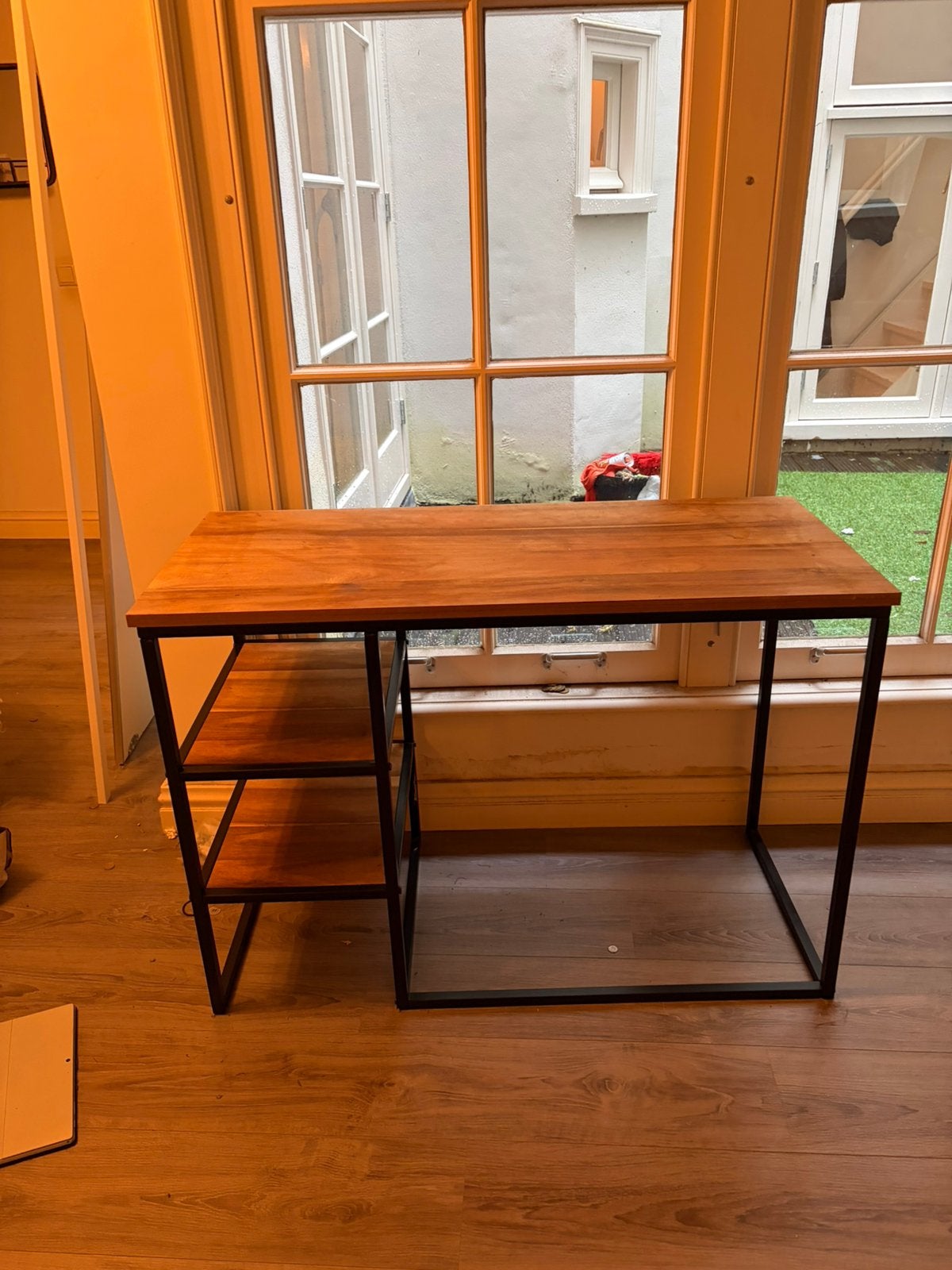 Houten bureau met zwart detail, Ophalen