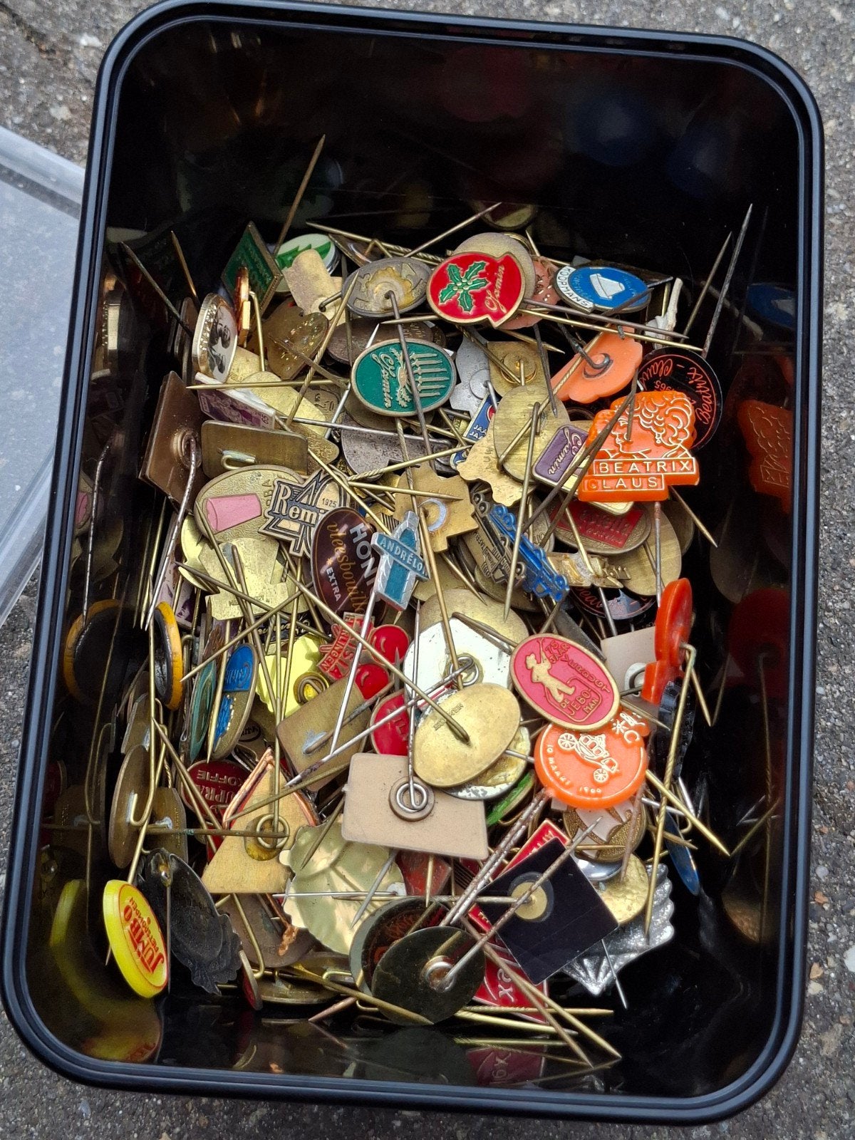 bakje met speldjes, Verzamelen, Ophalen of Verzenden, Gebruikt, Overige onderwerpen, Speldje of Pin