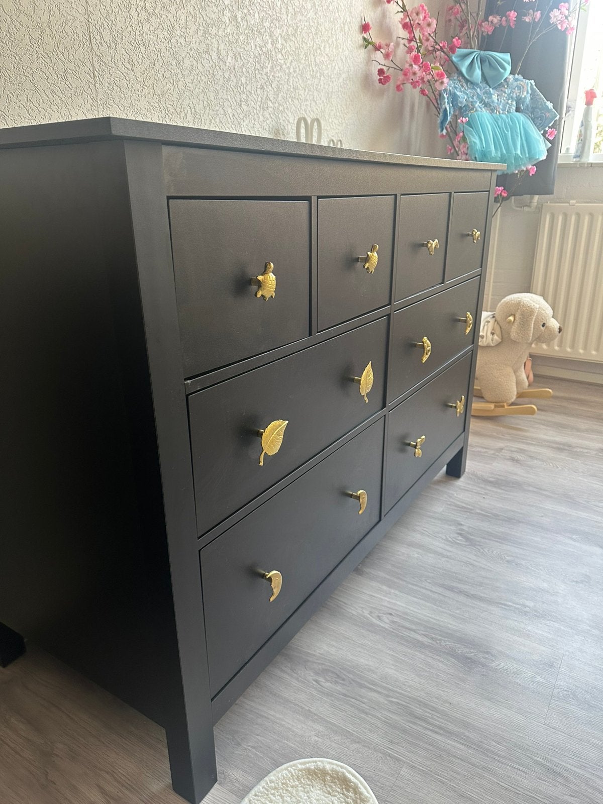 Zwarte commode met gouden knopjes, ZGAN, Ophalen, 50 tot 70 cm, 100 cm of meer, Zo goed als nieuw