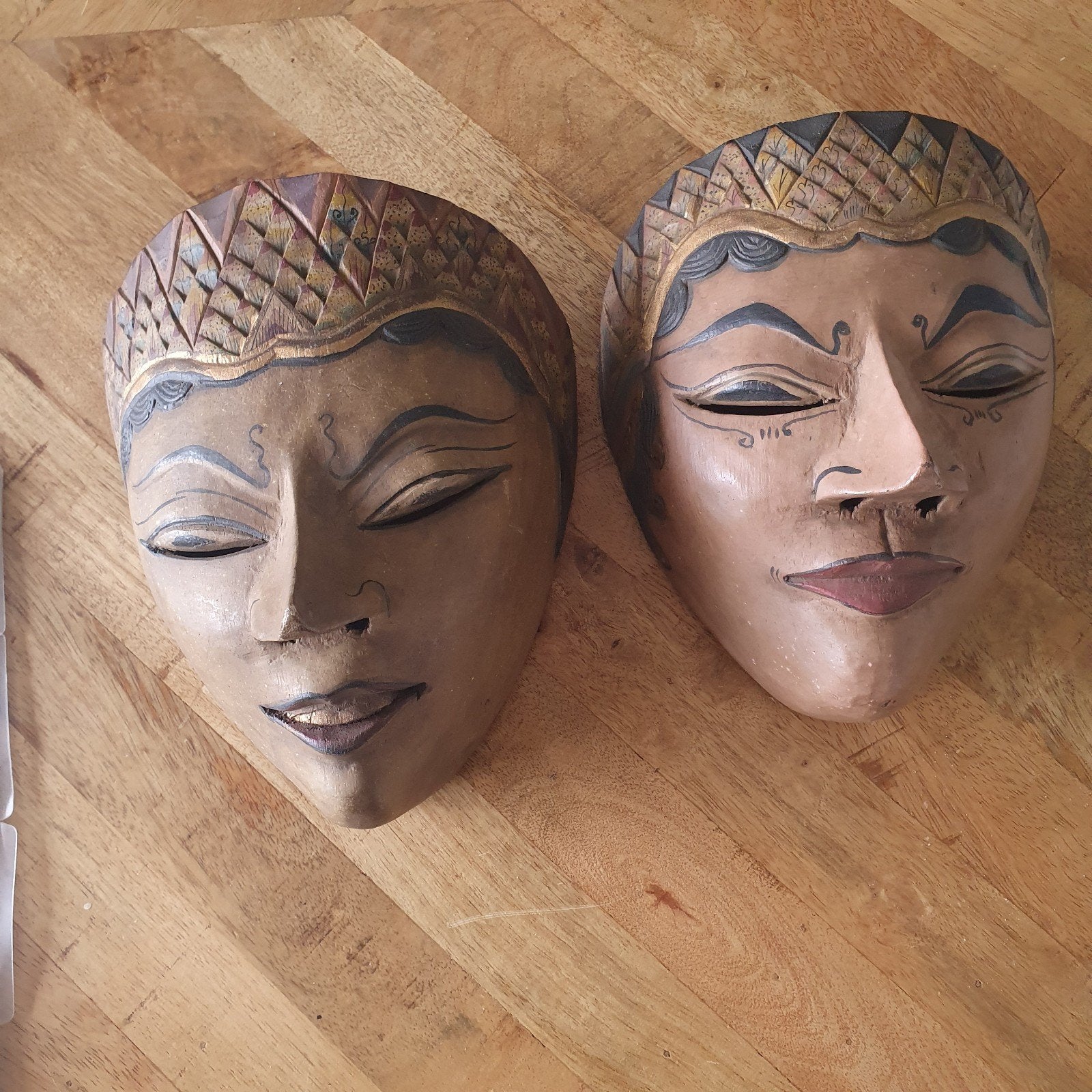 Set van 2 oude handgesneden Indonesische houten maskers, Hout, Masker, Ophalen of Verzenden, Geschilderd