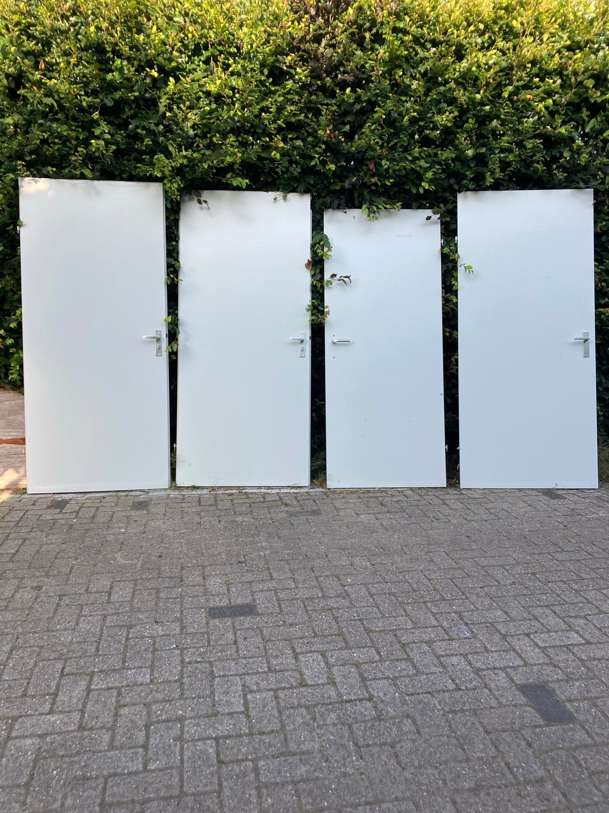 Gratis 4 witte opdekdeuren (2 met slot, 2 zonder), Ophalen, Kunststof, Gebruikt, 80 tot 100 cm