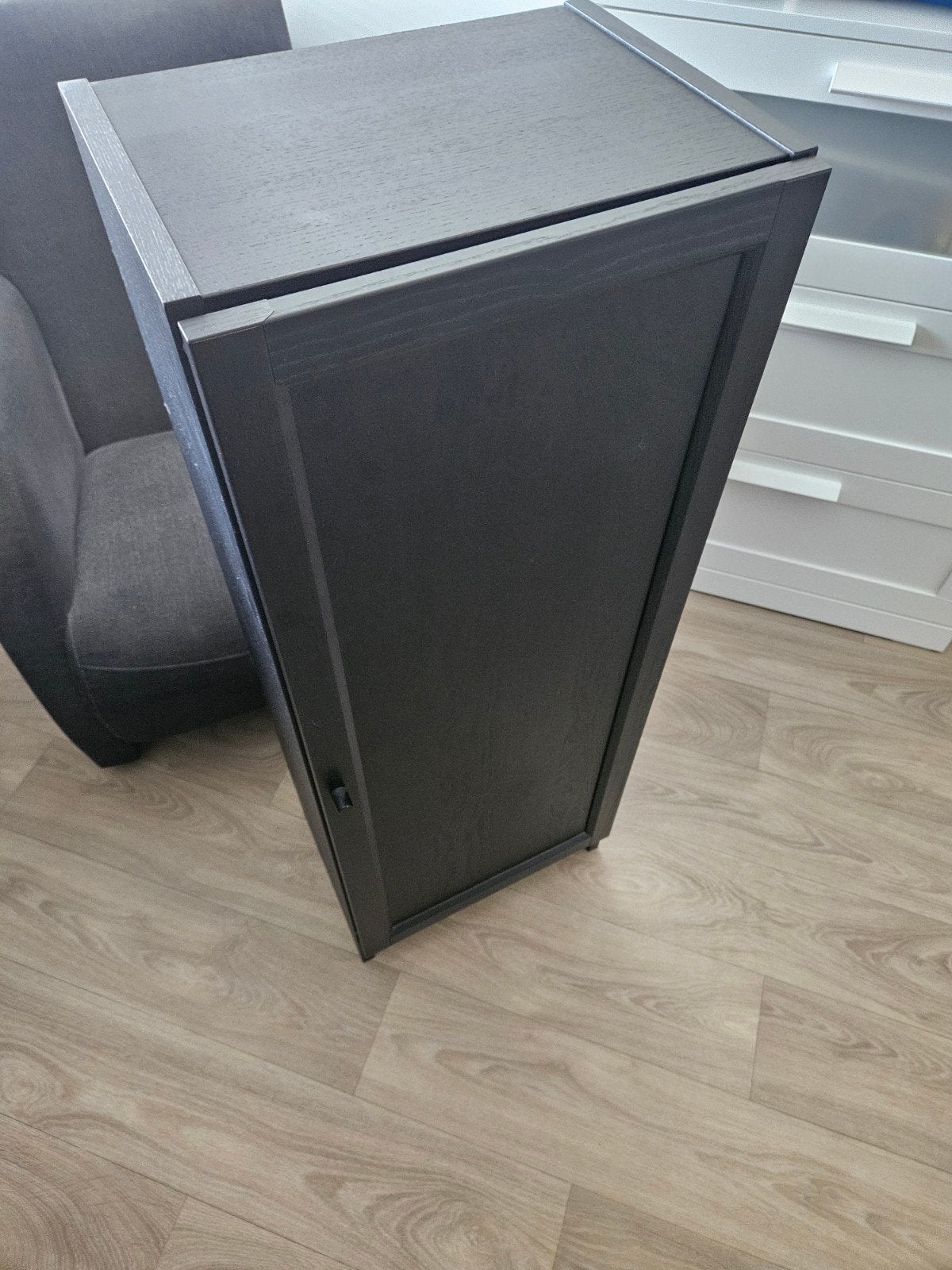 Zwarte smalle kast met planken, Huis en Inrichting, Ophalen, Gebruikt