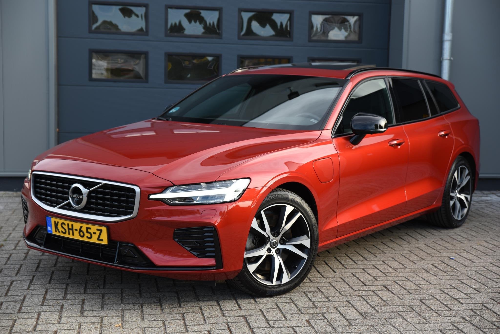Volvo V60 2.0 T6 Twin Engine AWD R-Design PANO - TREKHAAK -, Auto's, Stof, Gebruikt, Euro 6, 340 pk