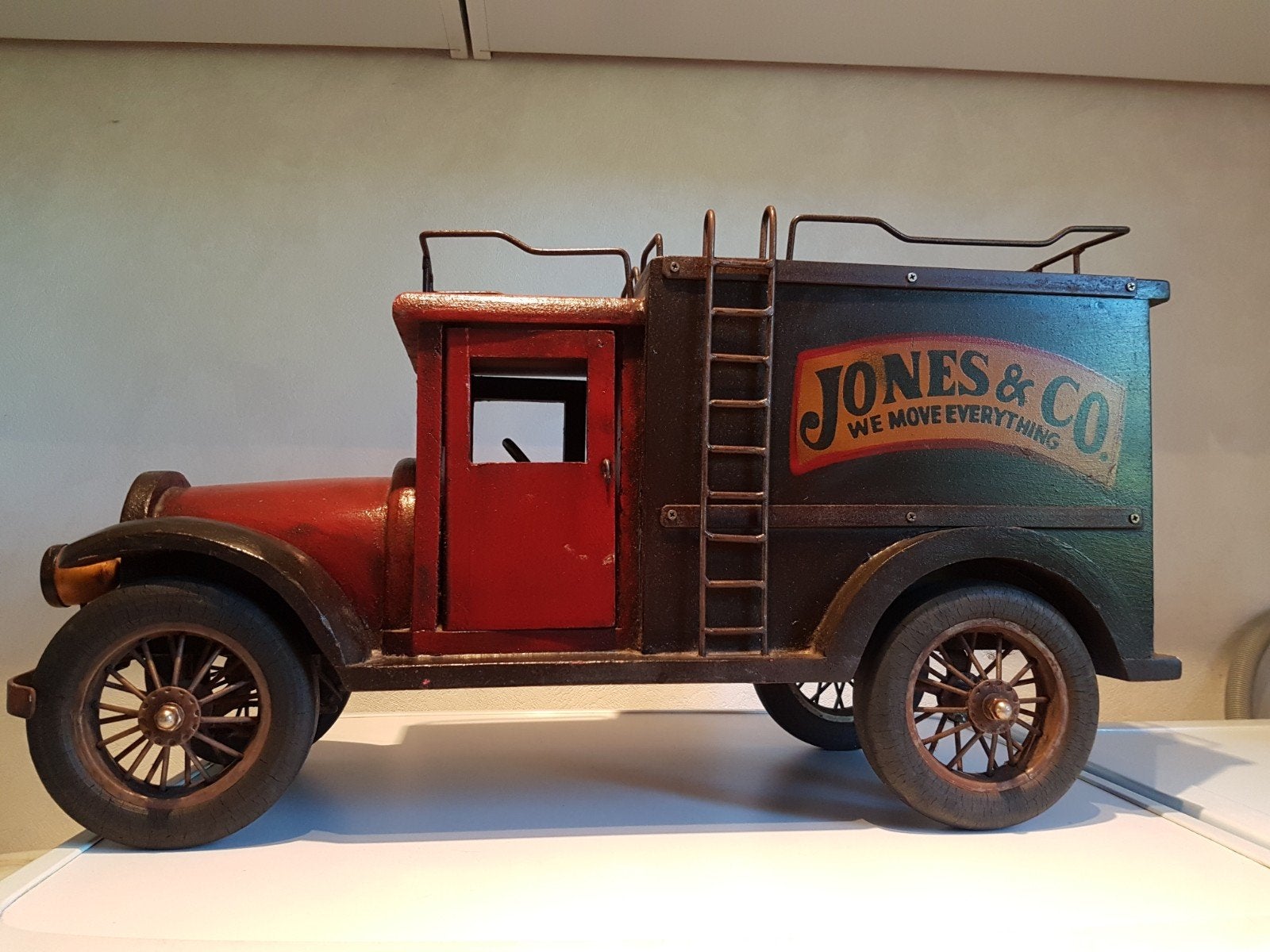 Decoratieve Houten Vrachtwagen 'Jones & Co', Hobby en Vrije tijd, Modelbouw | Auto's en Voertuigen, Ophalen of Verzenden