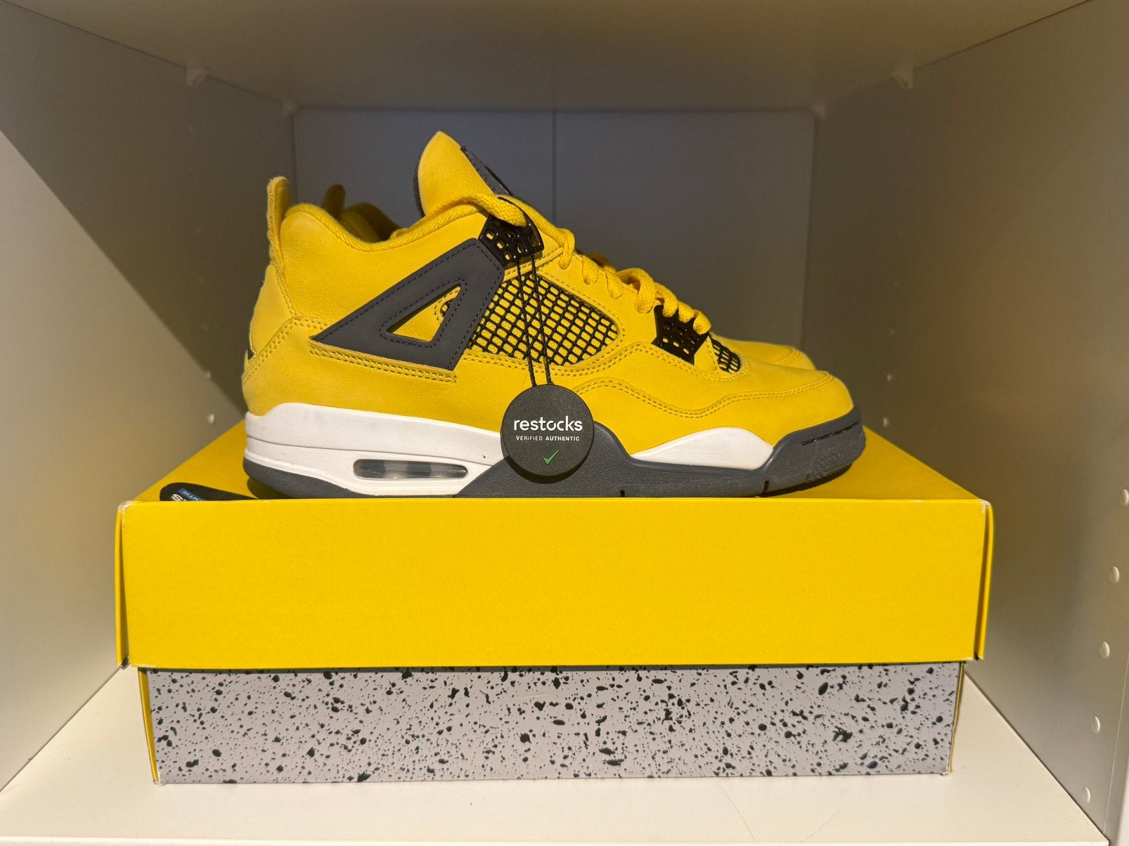 Nike Air Jordan 4 Retro “Lightning” (2021), Kleding | Heren, Ophalen of Verzenden, Zo goed als nieuw, Overige kleuren
