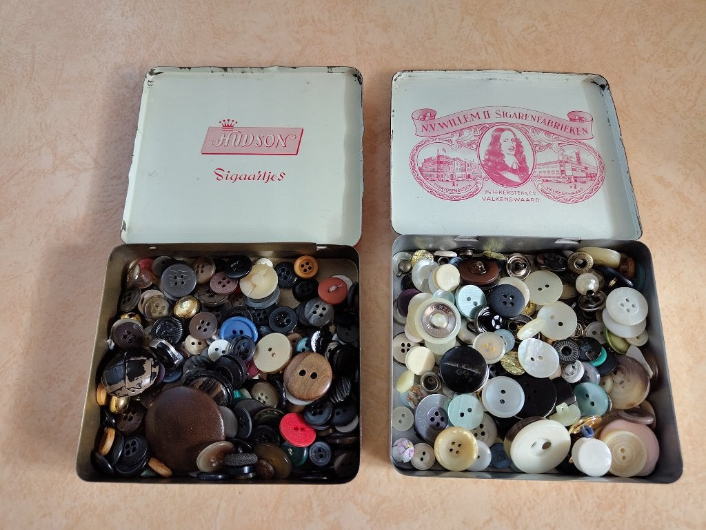 Knopen diverse soorten 2 sigarendoosjes vol, Ophalen of Verzenden, Gebruikt, Knoop of Knopen