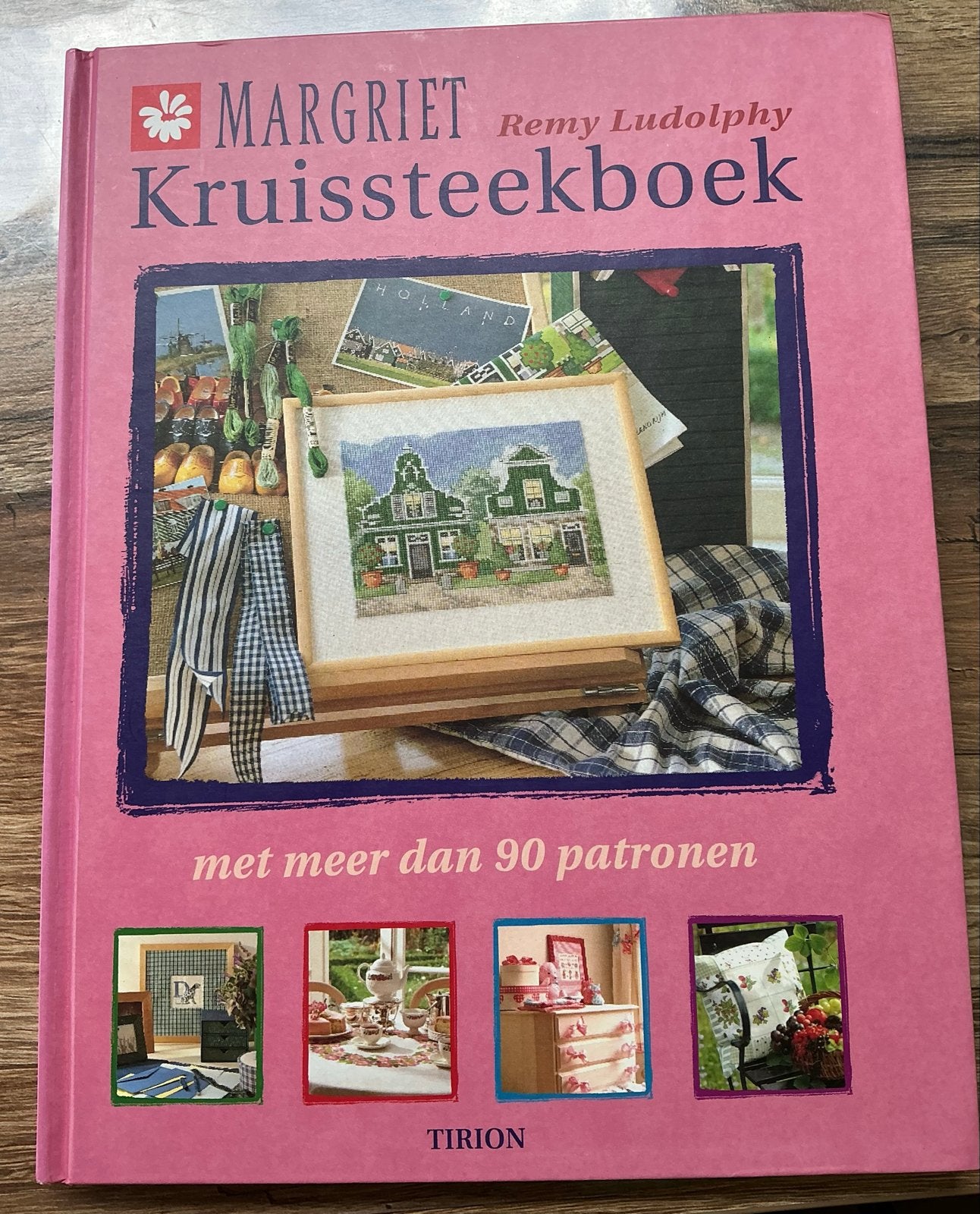Margriet Kruissteekboek - Remy Ludolphy - Meer dan 90 patron, Ophalen of Verzenden, Zo goed als nieuw, Handborduren, Patroon