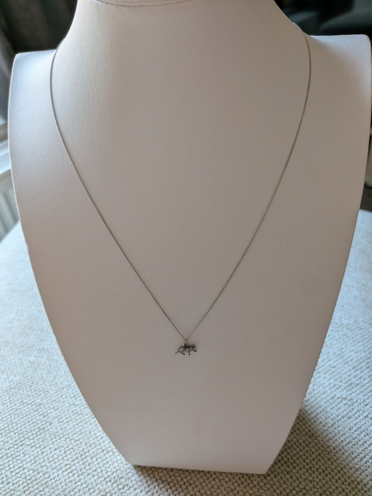 Ketting met luipaard hanger, Sieraden, Tassen en Uiterlijk, Kettingen, Gebruikt, Ophalen of Verzenden, Grijs, Overige materialen