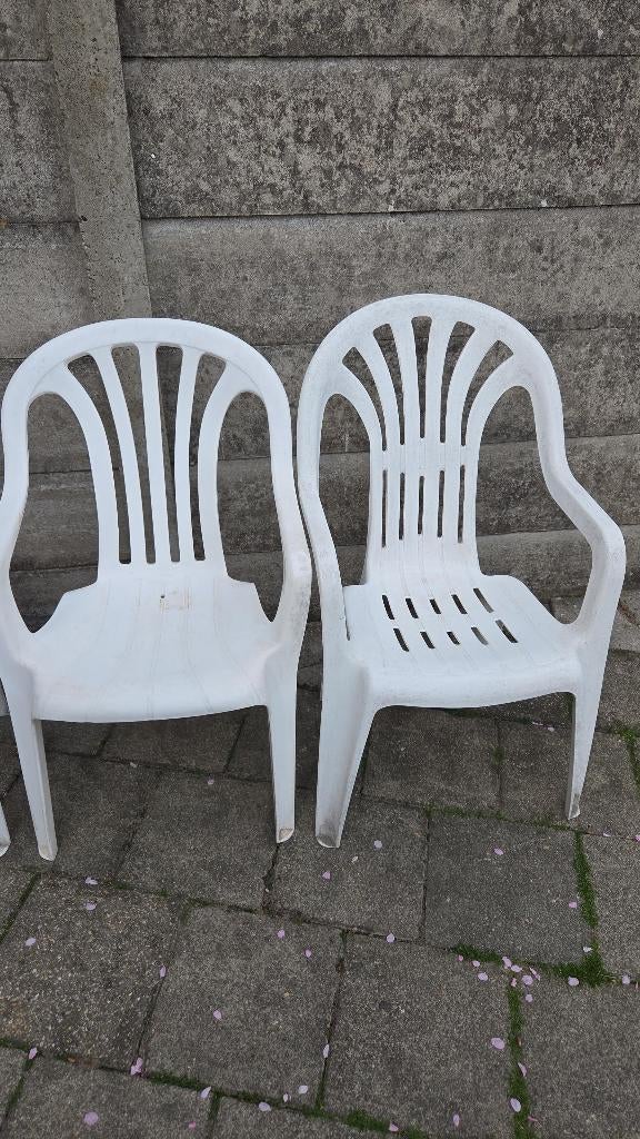 Gratis af te halen: 4 witte tuinstoelen, Tuin en Terras, Tuinstoelen, Gebruikt, Kunststof, Stapelbaar, Ophalen