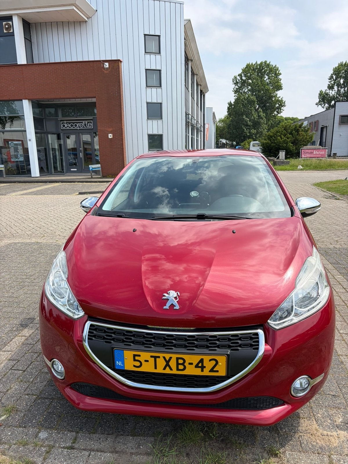 Peugeot 208 1.2 VTI 60KW/82PK 5-D 2014 Rood met trekhaak, Auto's, Peugeot, Voorwielaandrijving, 31 €/maand, 1199 cc, Handgeschakeld