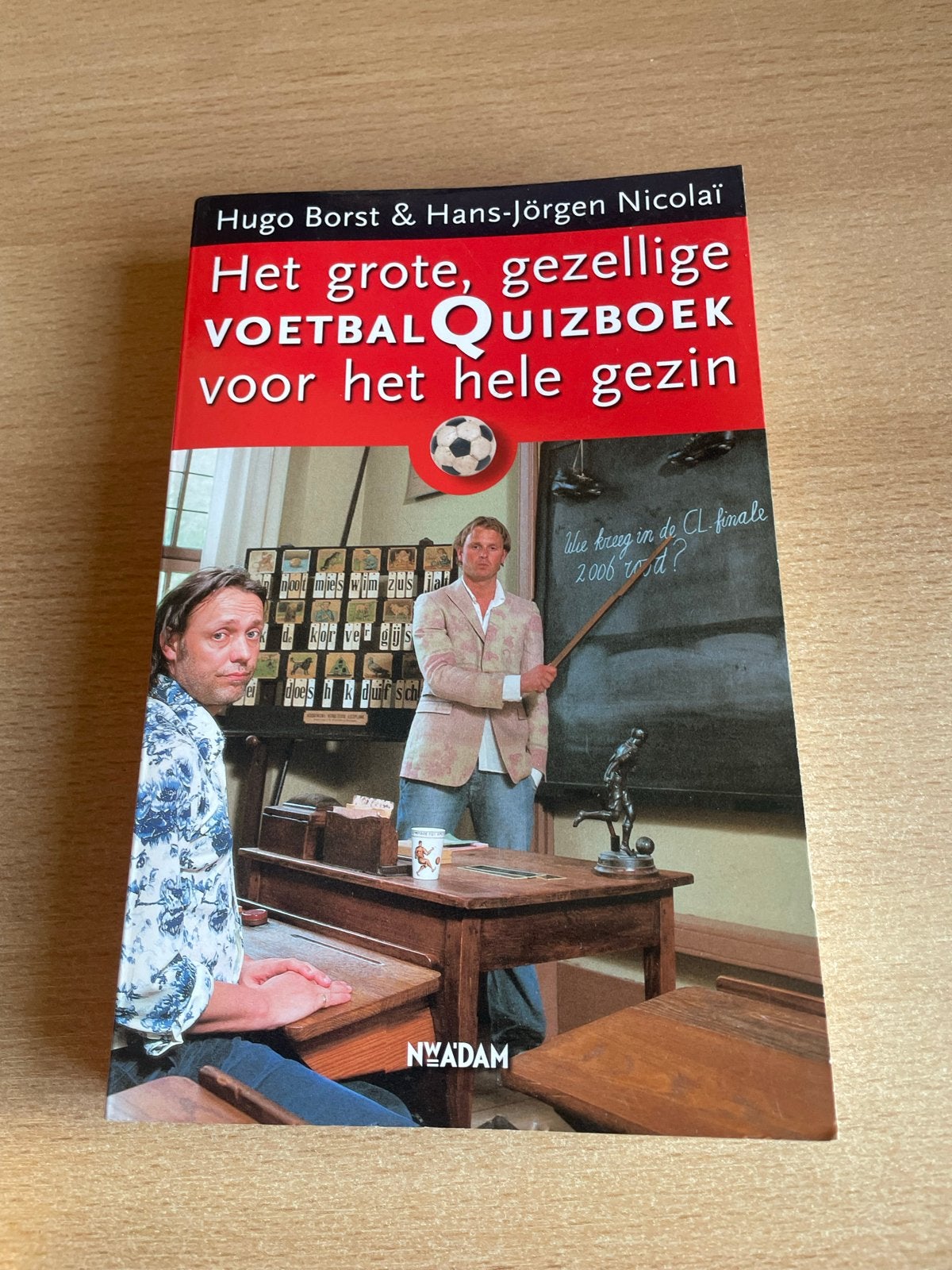 Het grote, gezellige voetbalquizboek voor het hele gezin, Ophalen of Verzenden, Gelezen, Overige sporten