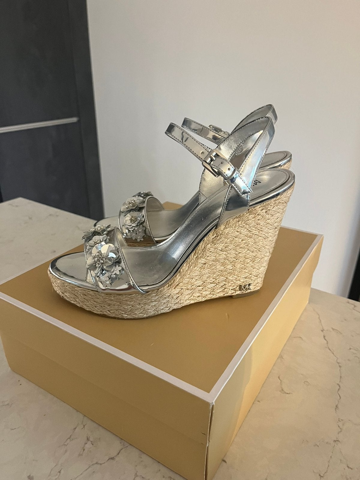MICHAEL KORS Sleehakken maat 37, Schoenen met lage hakken, Ophalen of Verzenden, Zo goed als nieuw, Grijs