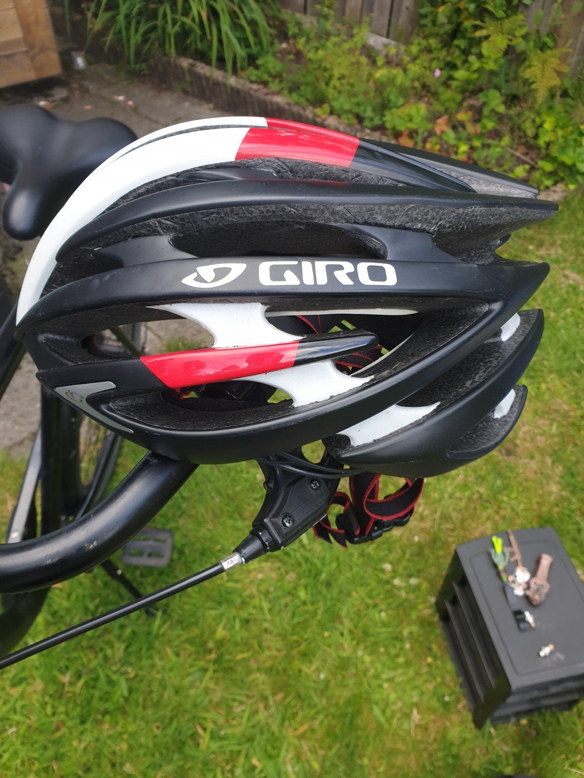 Giro fietshelm - Zwart, wit, rood, Ophalen, Gebruikt, Giro, Overige maten