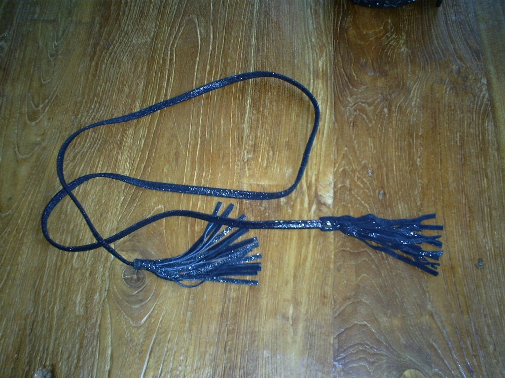 NIEUW __ zwarte leren riem met plosjes, Minder dan 3 cm, 100 cm of meer, Verzenden, Nieuw