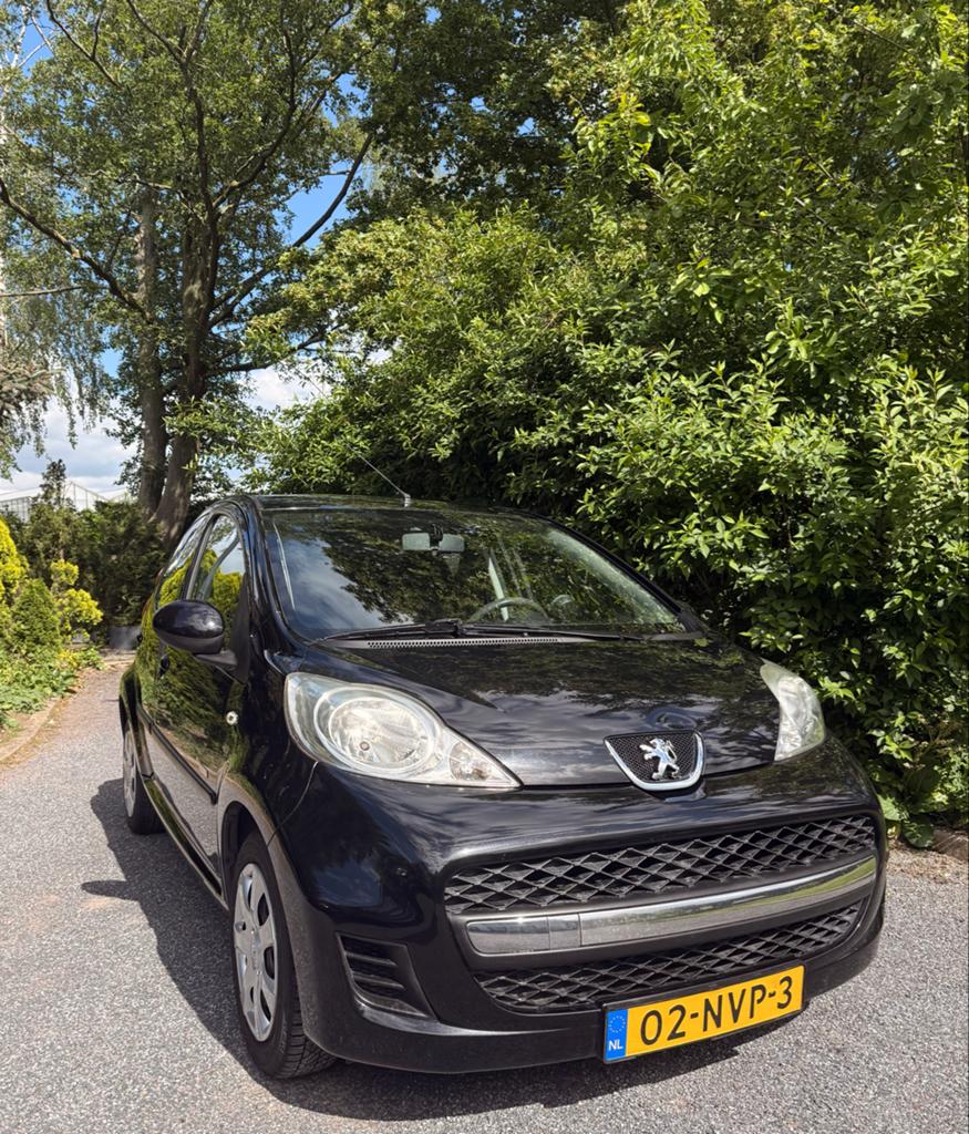 Peugeot 107 1.0 5DR 2010 Zwart goed onderhouden, Auto's, Voorwielaandrijving, Euro 5, Stof, 4 stoelen