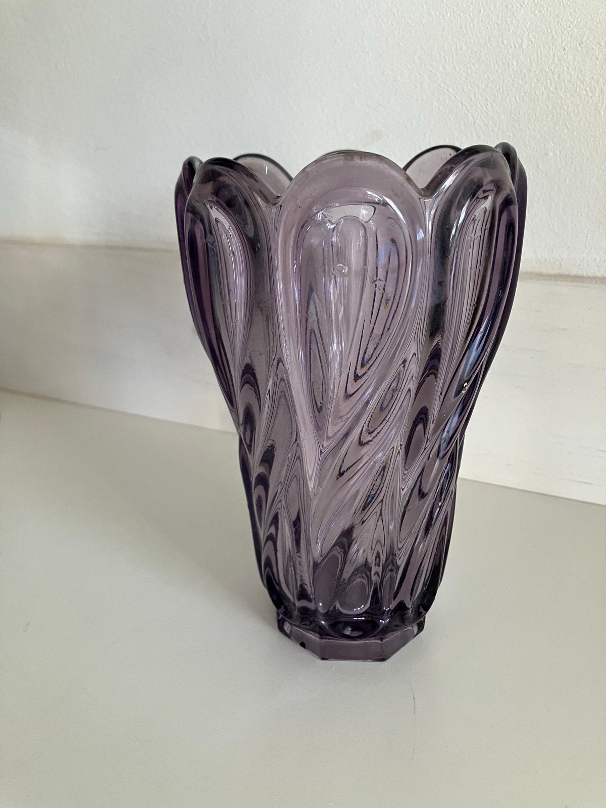 Vintage paarse glazen vaas met golvend design, Ophalen