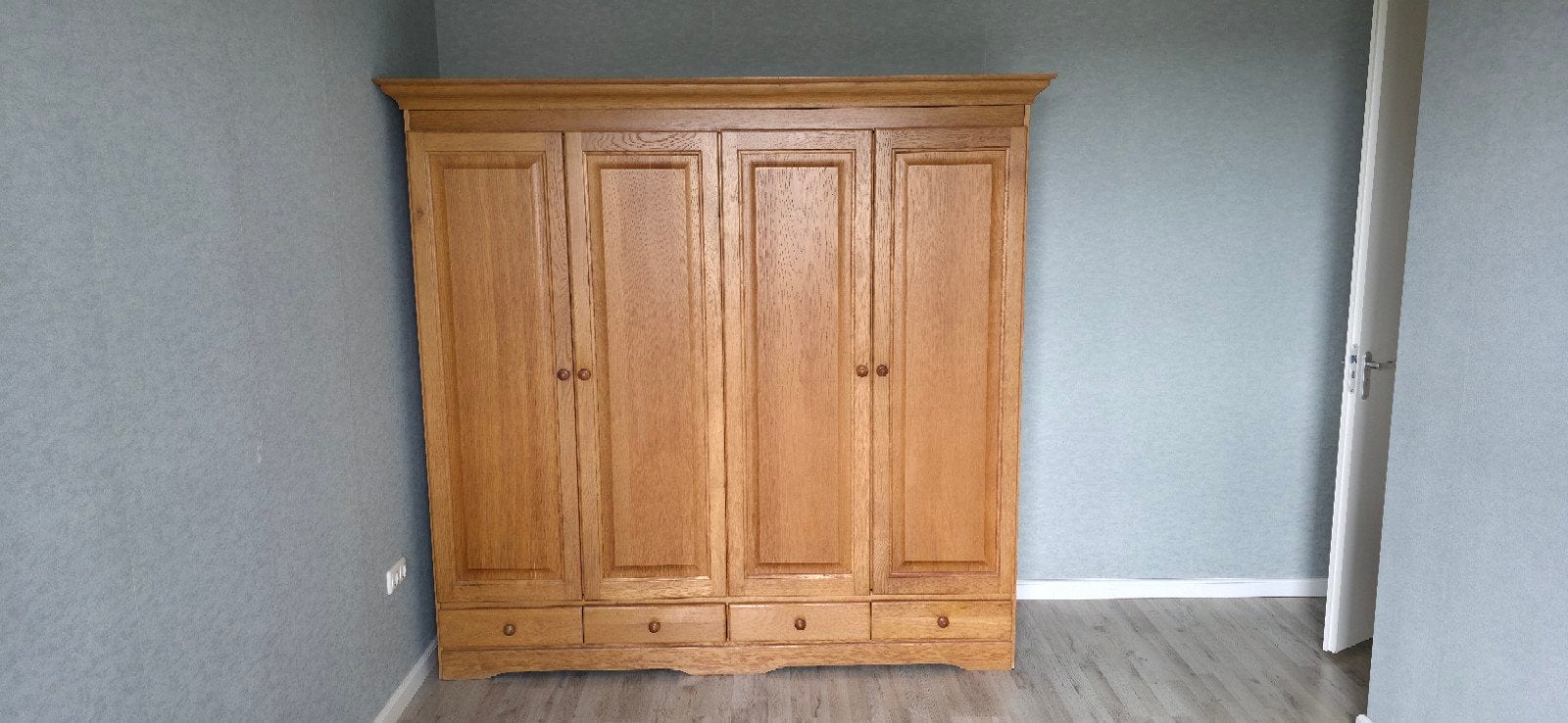 Gratis af te halen: Massieve 4-deurs houten kledingkast, Huis en Inrichting, Kasten | Kledingkasten, Met deur(en), Gebruikt, 200 cm of meer