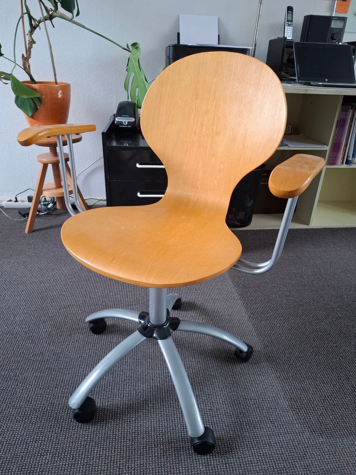 Vintage look houten bureaustoel / design werkstoel Nowy Styl, Ophalen, Ergonomisch, Gebruikt, Bruin