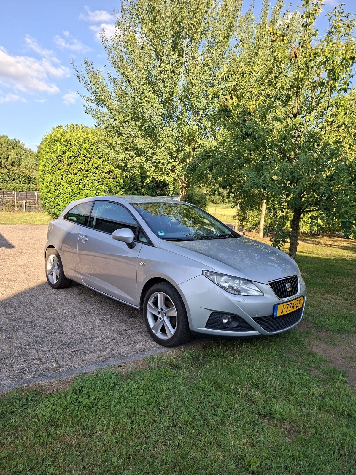 Seat Ibiza 1.4 63KW 2011 Grijs, Auto's, Stof, 40 €/maand, 4 cilinders, Ibiza