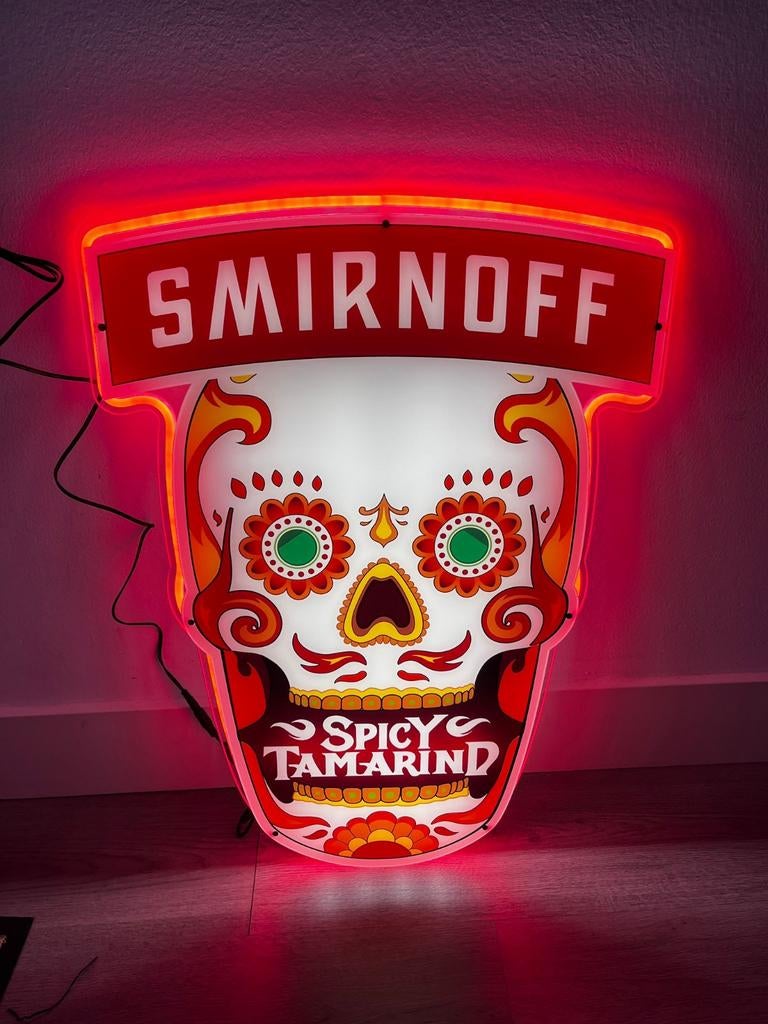 Smirnoff Spicy Tamarind Lichtreclame Doodshoofd Neon, Verzamelen, Merken en Reclamevoorwerpen, Nieuw, Lichtbak of (neon) lamp