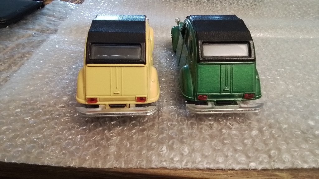 2x citroen 2cv 1/32., Ophalen of Verzenden, Zo goed als nieuw, Auto, Overige merken