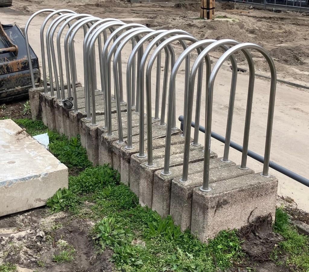 Fietsnietjes / fietsenrek RVS + beton, Ophalen, Gebruikt