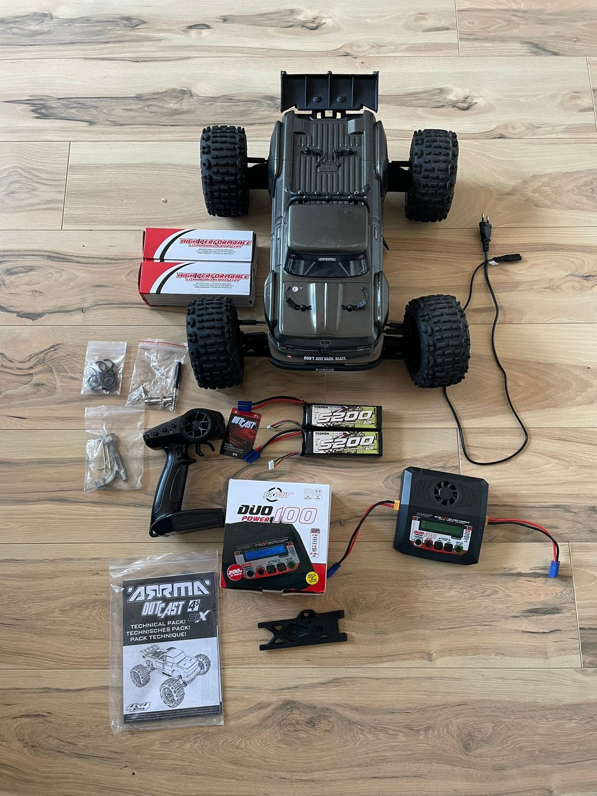 arrma outcast 4s v2 met accu's en oplader., Hobby en Vrije tijd, Auto offroad, Zo goed als nieuw, Schaal 1:10, RTR (Ready to Run)