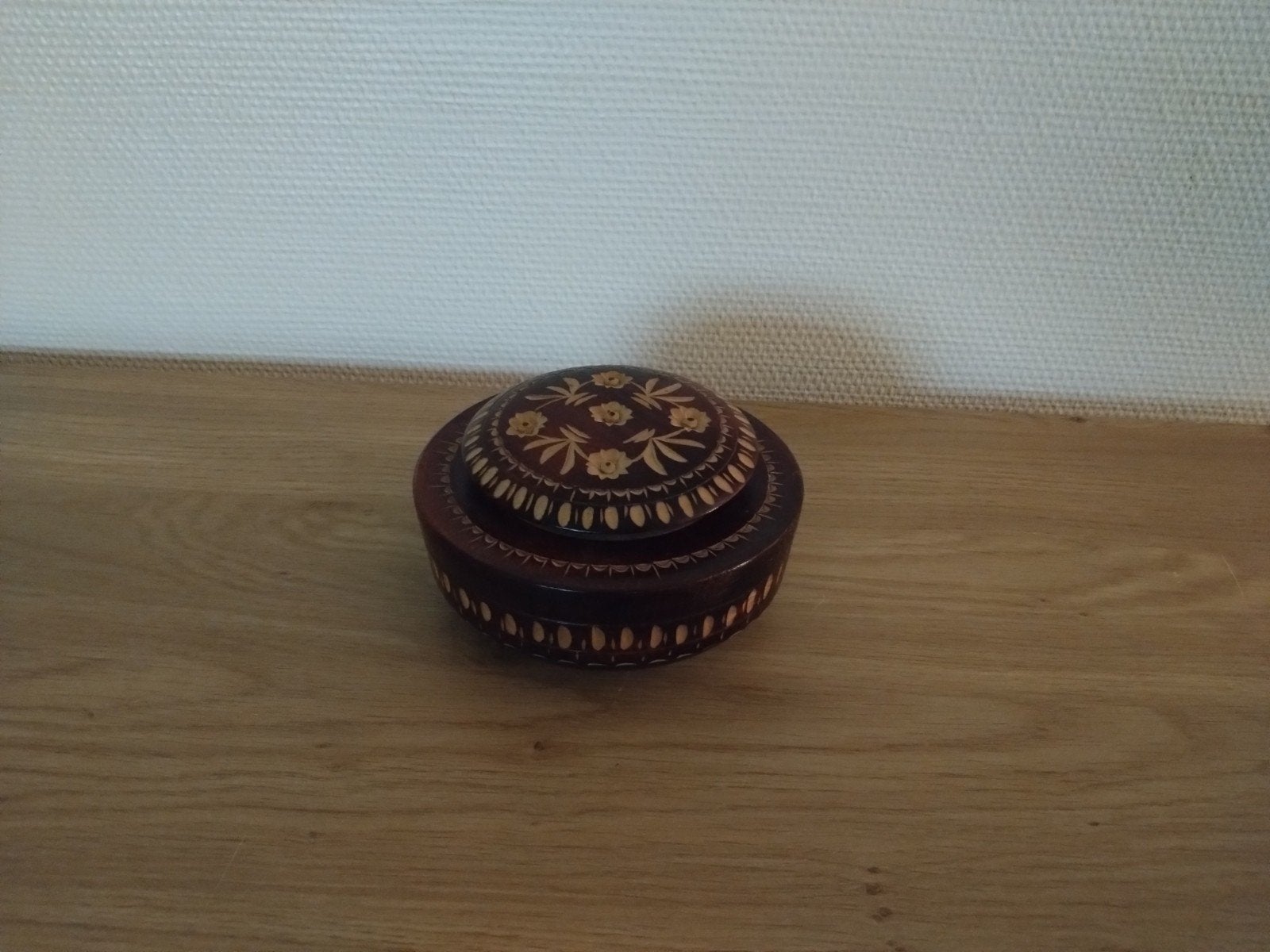 Decoratief houten bakje met handgesneden bloemen., Ophalen of Verzenden