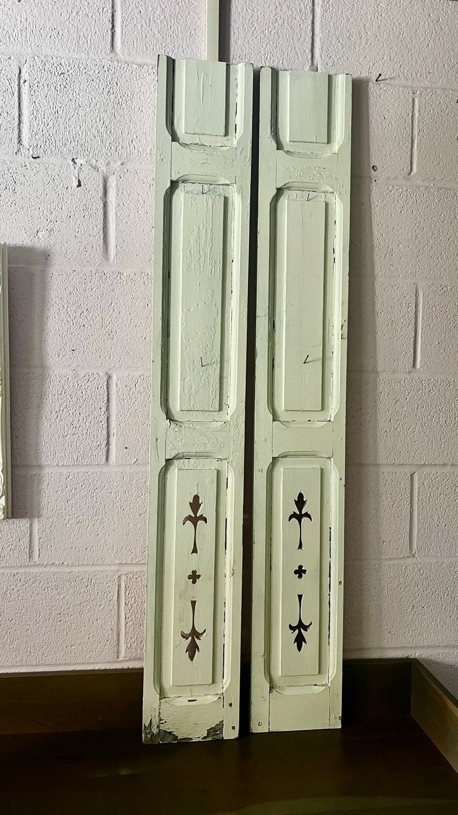 Antieke houten luiken met decoratieve uitsnijdingen, Ophalen of Verzenden