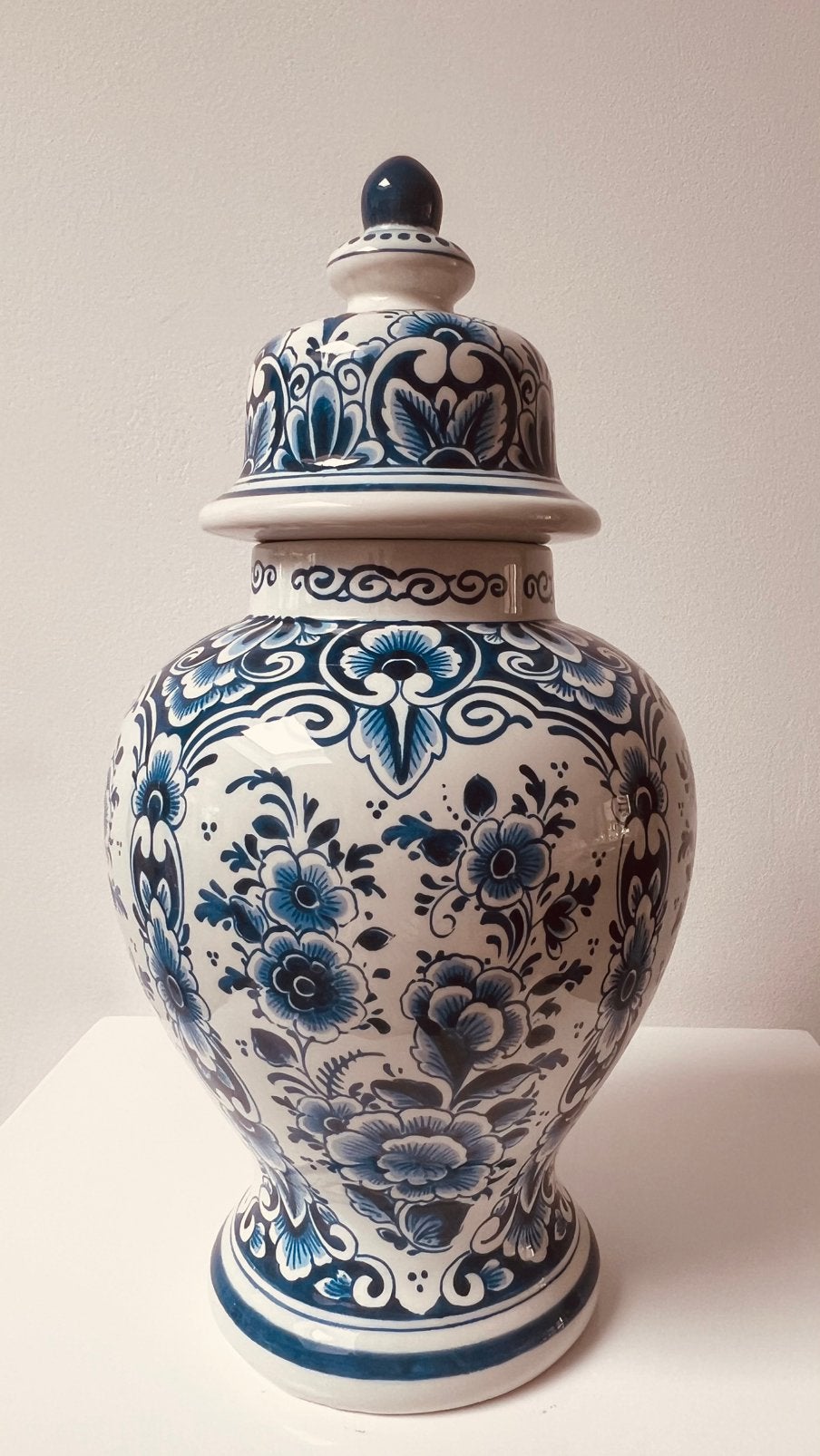 Een prachtige en klassieke Delfts blauwe dekselvaas 28 cm, Antiek en Kunst, Antiek | Vazen, Ophalen