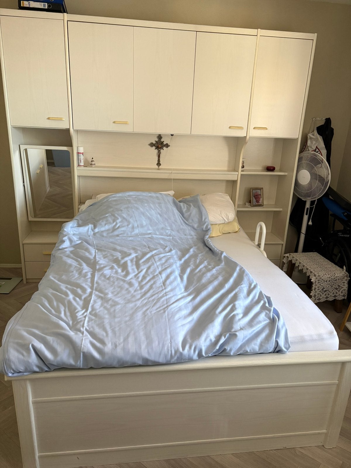 Bed met kastenombouw en los kastje gratis af te halen, Ophalen of Verzenden, Zo goed als nieuw, Eenpersoons