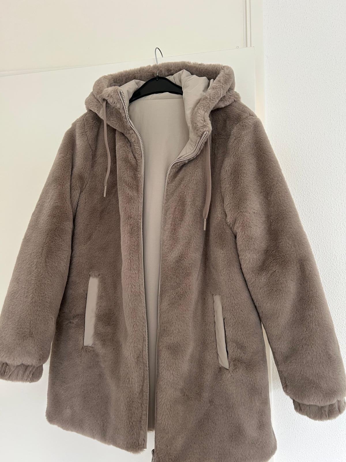 Tom Tailor (nep) bontjas met capuchon - Maat M, Kleding | Dames, Ophalen of Verzenden, Zo goed als nieuw, Maat 38/40 (M), Beige